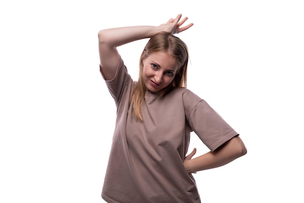 Europäische Frau mit blonden dünnen Haaren in einem beiläufigen Aussehen, Grimassen