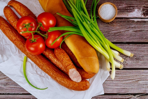 Europäische Räucherwurst mit Frühlingszwiebeln und Brot.