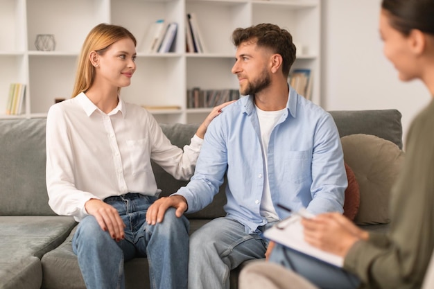 Europäischer Ehemann und Ehefrau versöhnen sich nach einer Heiratstherapiesitzung in Innenräumen