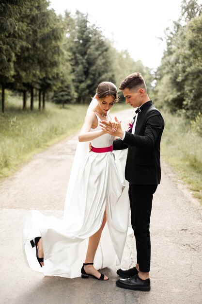 Europäisches Hochzeitspaar am Hochzeitstag