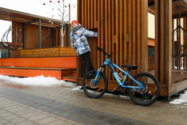 Europäisches Kind mietete im Winter ein Fahrrad