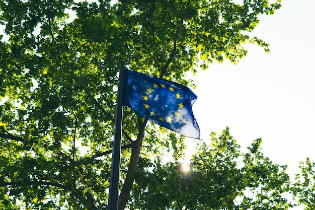 Europaflagge flattert im Wind mit der Sonne im Hintergrund