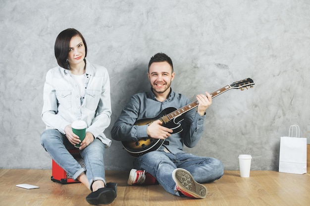 europeo, hombre y mujer, con, guitarra