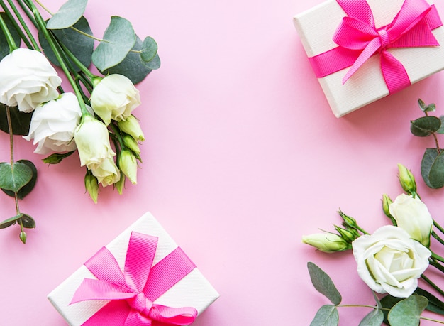 Eustoma blanco y cajas de regalo