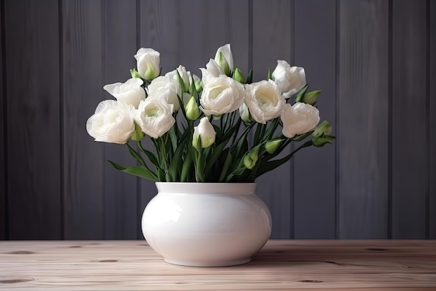 Eustoma en un jarrón blanco sobre una mesa de madera