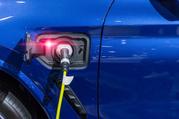 EV-Auto an der Ladestation Elektroauto grüne Energie und Öko-Power-Konzept