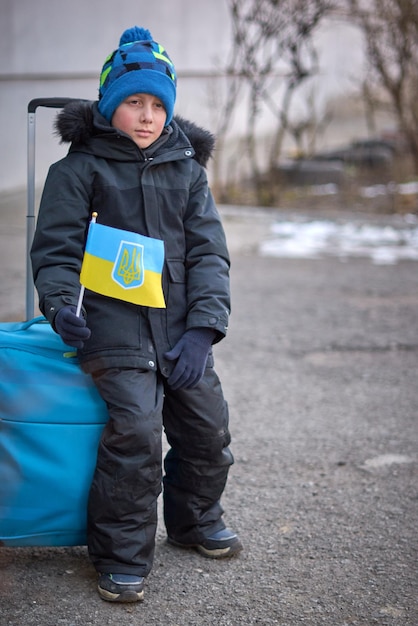 Evacuação de civis crianças tristes segurando um passaporte com bandeira amarela e azul Pare a guerra