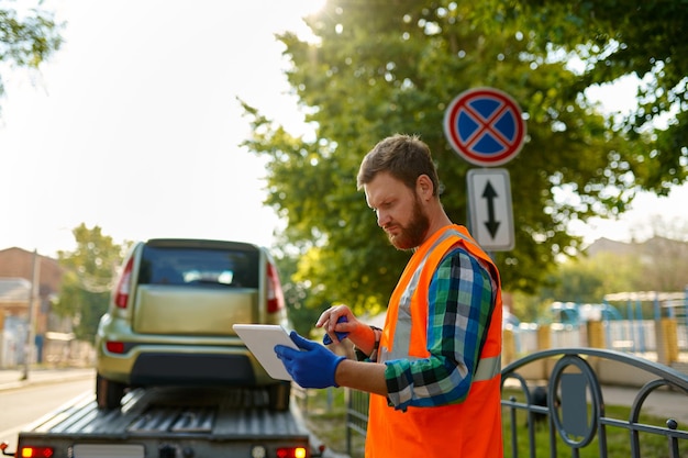 Evakuierung des Autos aufgrund von unsachgemäßem Parken am Straßenrand