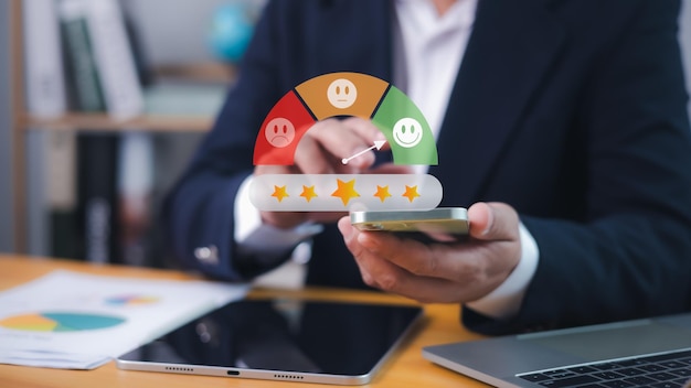 Evaluaciones de calidad y calificaciones de servicios y productos Aplicaciones en línea Emprendedor utiliza el teléfono inteligente para comprobar las reseñas de productos de los clientes Encuestas de satisfacción del cliente y comentarios