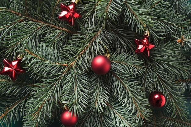 Evegreen ramos de Natal e bolas vermelhas. Natal. Feliz Ano Novo. Estilo liso leigo.