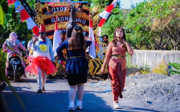 Evento de carnaval de la independencia de Indonesia en la aldea de Brenkok Paciran