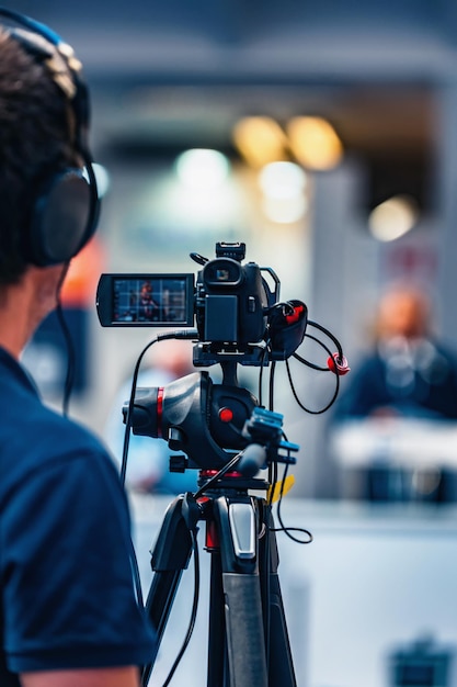 Evento de gravação do cinegrafista na conferência de imprensa da mídia