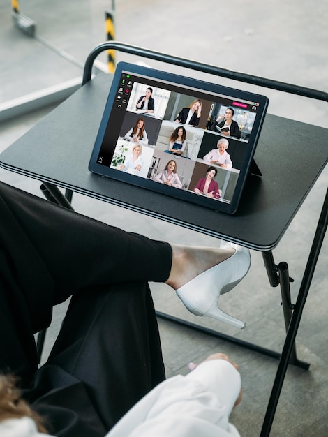 Evento de negócios online Videoconferência Treinamento de webinar Mulher empreendedora de sucesso cooperando trabalhando com equipe feminina no escritório virtual na tela do tablet