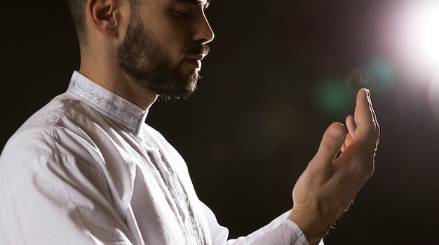 Evento de Ramadam e homem árabe rezando tiro médio