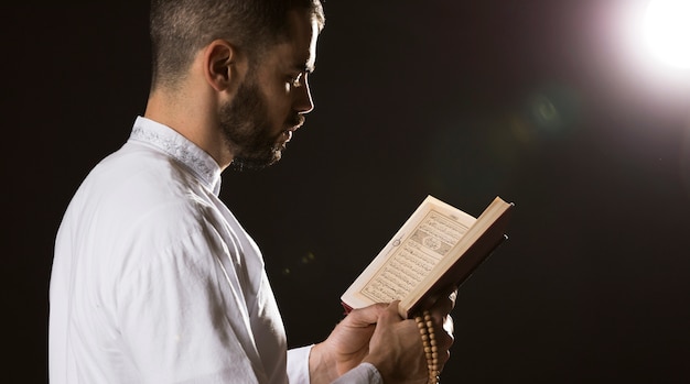 Evento de Ramadam y hombre árabe leyendo plano medio