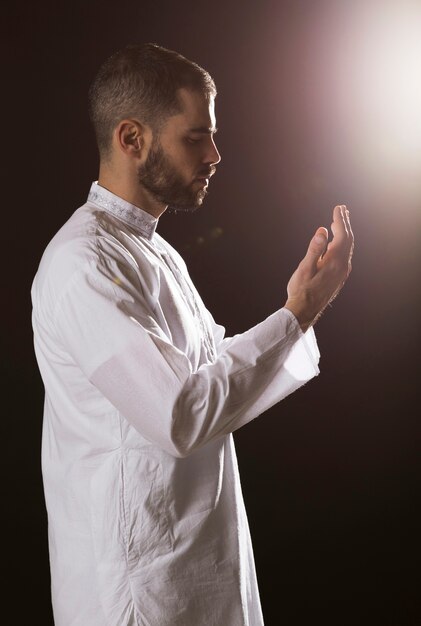 Evento de Ramadam y hombre árabe rezando y de pie de lado