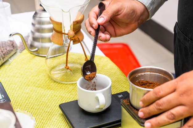 Evento en saludo al día internacional del café degustando granos de calidad