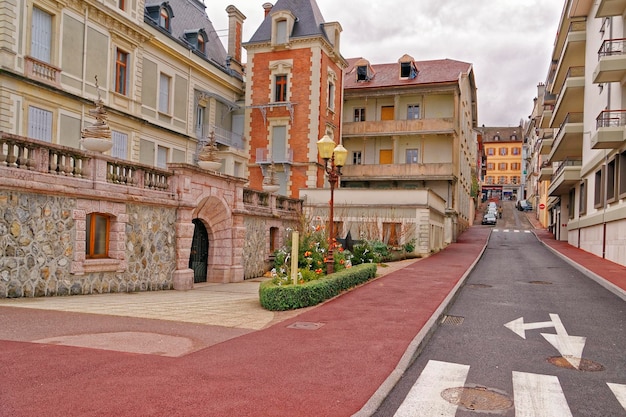 Evian-les-Bains, Francia - 1 de enero de 2010: Pequeña calle en Evian-les-Bains en Francia en invierno