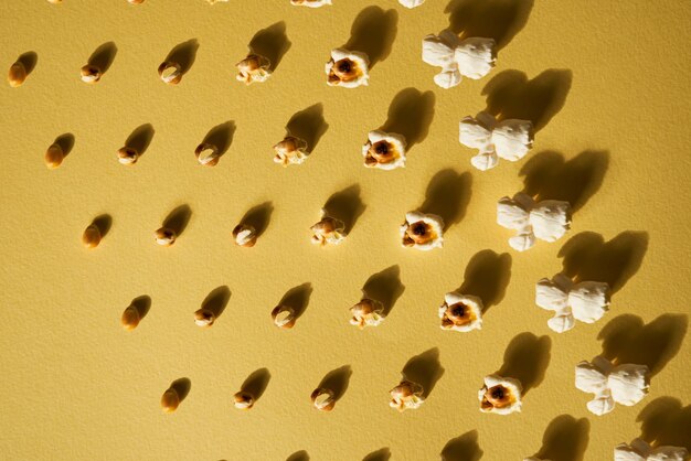 Evolução do milho para virar pipoca em um fundo amareloCopiar espaço
