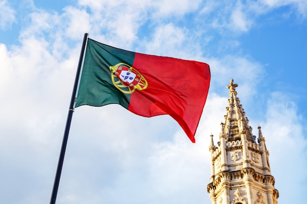 Foto evolución de la bandera portuguesa, nubes en el cielo azul