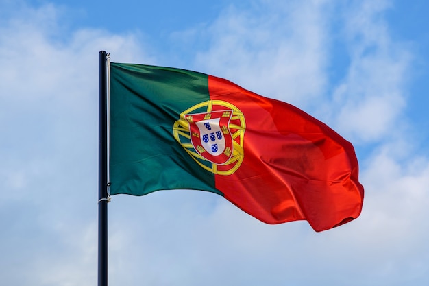 Foto evolución de la bandera portuguesa, nubes en el cielo azul