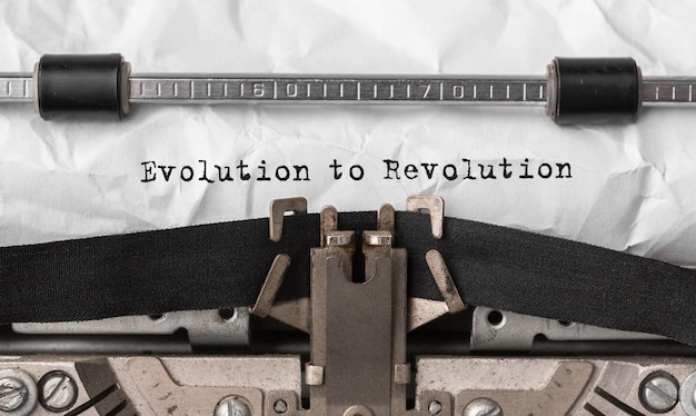 Evolución del texto a la revolución escrito en máquina de escribir retro