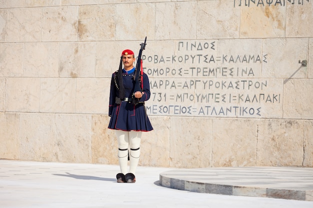 Evzone bewacht das Parlament in Athen