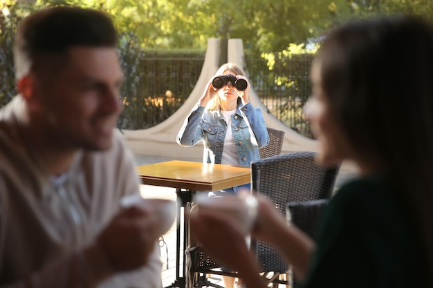 Ex-namorada ciumenta espionando casal em café ao ar livre