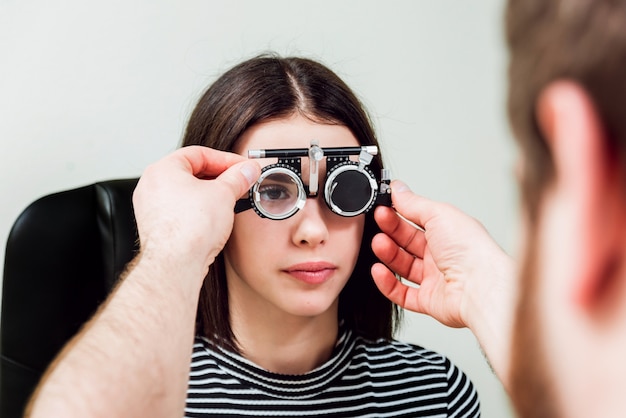 Exame da lâmpada de fenda. Biomicroscopia do segmento ocular anterior. Exame oftalmológico básico.