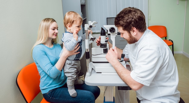 Exame da lâmpada de fenda. Biomicroscopia do segmento ocular anterior. Exame oftalmológico básico.