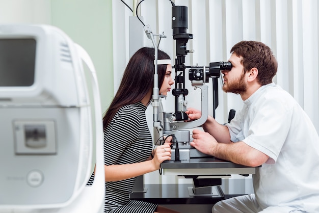 Exame da lâmpada de fenda. Biomicroscopia do segmento ocular anterior. Exame oftalmológico básico.