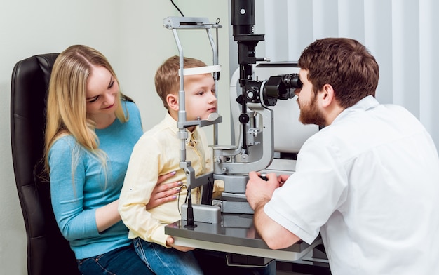 Exame da lâmpada de fenda. Biomicroscopia do segmento ocular anterior.