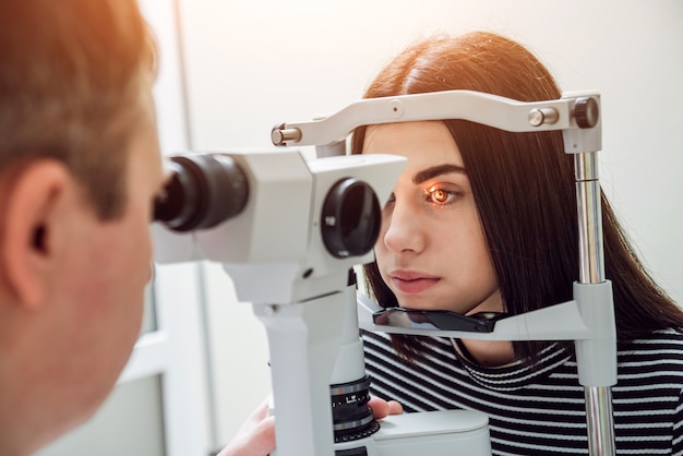 Foto exame da lâmpada de fenda. biomicroscopia do segmento ocular anterior.