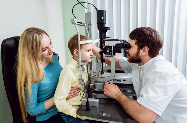 Exame da lâmpada de fenda. biomicroscopia do segmento ocular anterior.