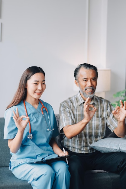 Exame de saúde masculina com médico ou psiquiatra que trabalha com o paciente que tem consulta sobre exame diagnóstico de doença masculina ou doença mental em clínica médica ou serviço de saúde mental hospitalar