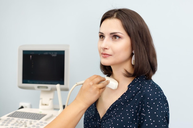 Exame de ultra-som médico de rotina para doenças oncológicas no centro de diagnóstico