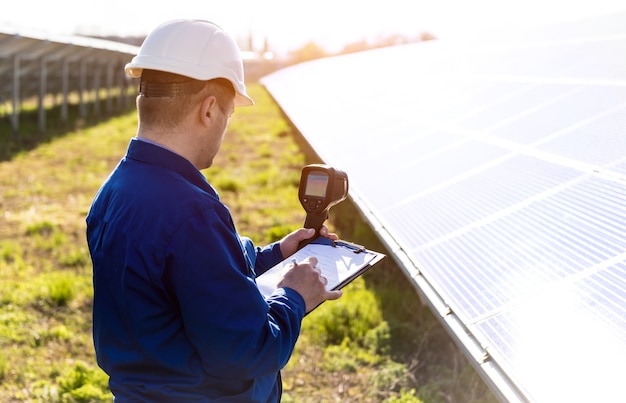 Exame do inspetor de módulos fotovoltaicos usando uma câmera de imagem térmica