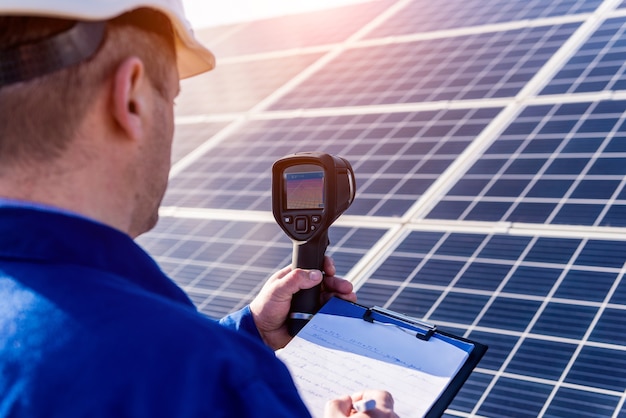 Exame do inspetor de módulos fotovoltaicos usando uma câmera de imagem térmica