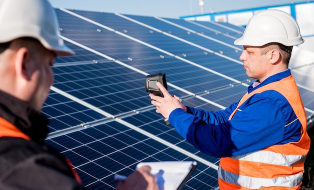 Exame do inspetor de módulos fotovoltaicos usando uma câmera de imagem térmica