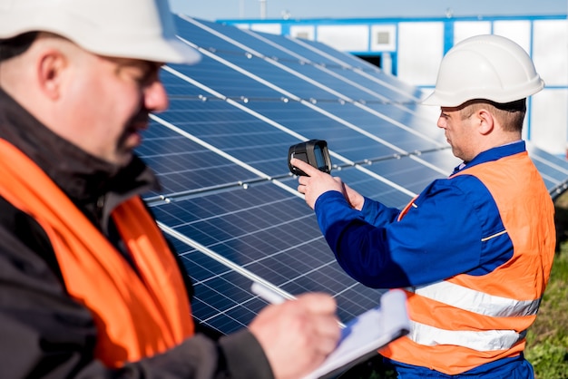 Exame do inspetor de módulos fotovoltaicos usando uma câmera de imagem térmica