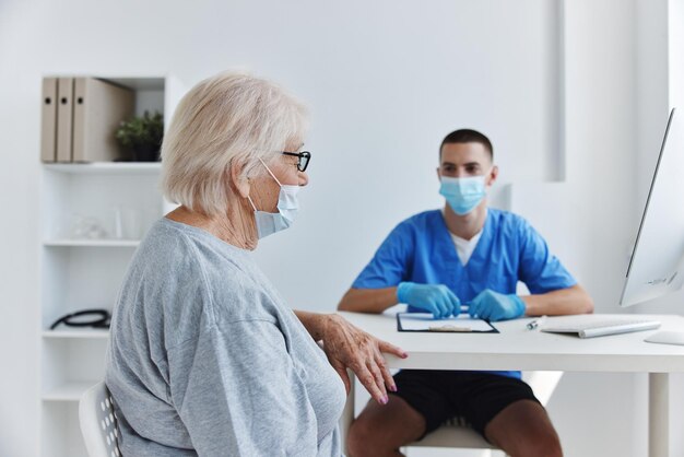 Exame hospitalar de doentes idosos Foto de alta qualidade