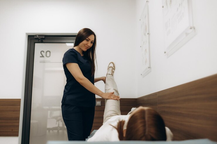 Foto exame neurológico o neurologista testa os reflexos em uma paciente feminina usando um martelo serviço médico de diagnóstico de saúde