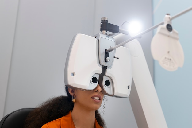 Exame ocular na clínica de saúde modelo