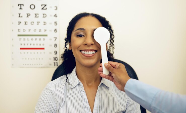 Foto exame oftalmológico feminino e oclusor com verificação de teste optometrista e lentes para bem-estar visual e cuidados de saúde na clínica ferramentas médicas de visão e máquina para consulta de avaliação e cobertura no hospital