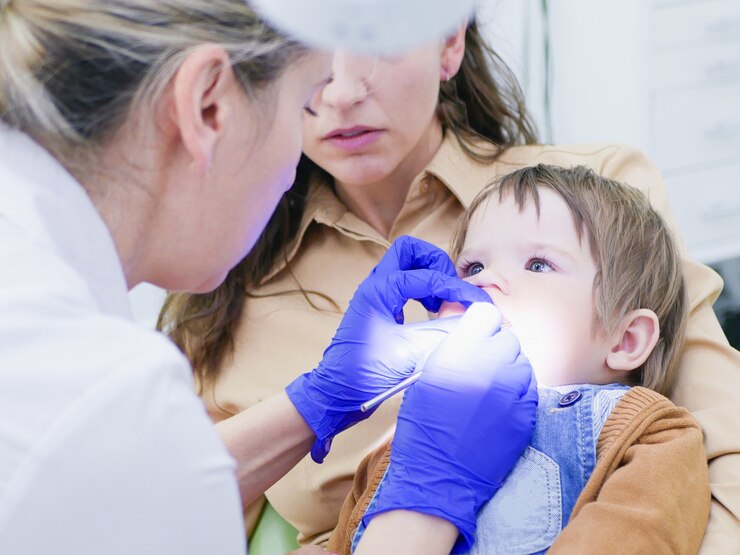 Examen dental de los dientes del niño.