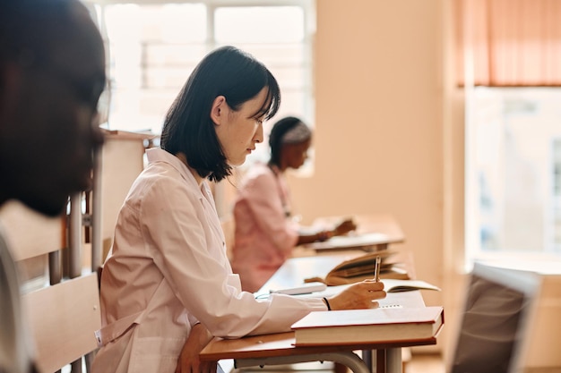 Examen de escritura de estudiante de medicina en la universidad