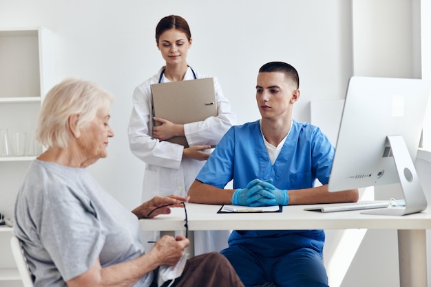 Foto examen hospitalario del paciente en el consultorio médico