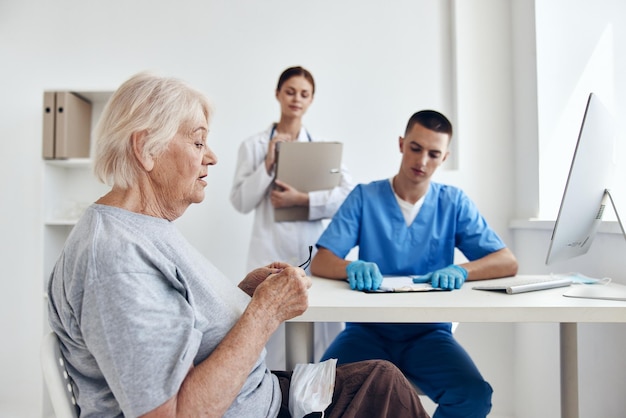 Foto examen hospitalario de pacientes de edad avanzada en el consultorio médico foto de alta calidad