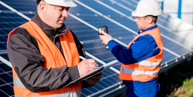 Examen del inspector de módulos fotovoltaicos utilizando una cámara termográfica