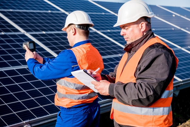 Examen del inspector de módulos fotovoltaicos utilizando una cámara termográfica